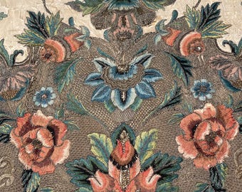 Delantal antiguo de seda bordado del siglo XVIII. Bordado digno de museo. Tapiz de pared para vestuario. Decoración de interiores. Seda rococó coleccionable.