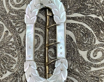 Hebilla de cinturón antigua tallada en nácar - Hebilla eduardiana - Accesorio de vestuario histórico - Hebilla de cinturón vintage de colección