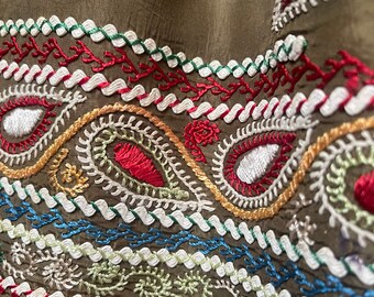 伝統的な民族衣装のエプロン 刺繍入りシルクエプロン 1900年代 東
