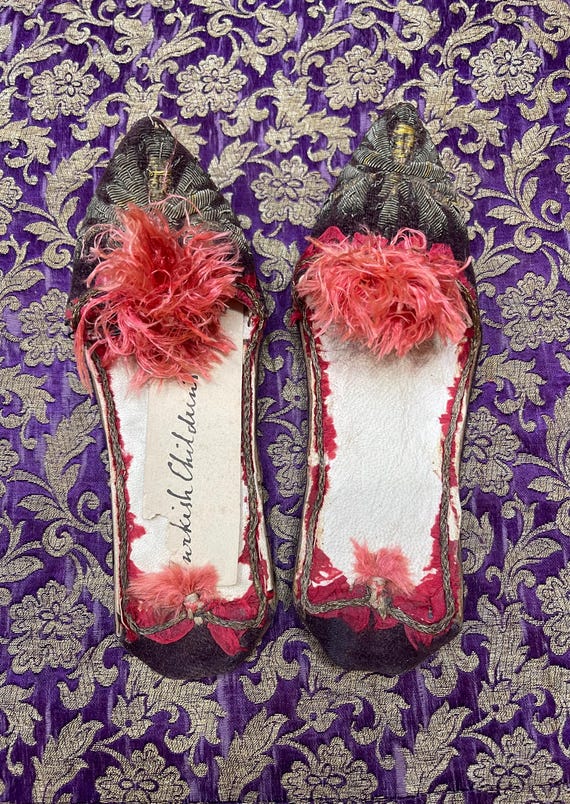 Paire de chaussons traditionnels en velours rouge brodés dorés