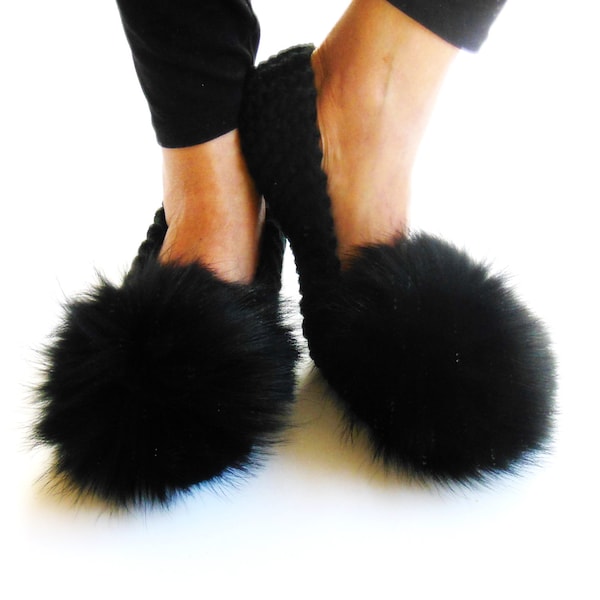 Pantofole con pompon, Ciabatte a maglia, Ciabatte nere, Pantofole in lana, Pantofole donna, Regalo donna, Pantofole ai ferri, Pianelle donna