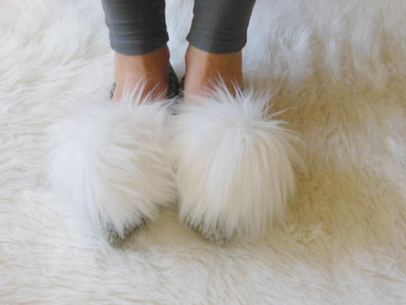 slippers with fur pom pom