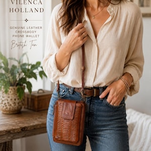 Puede incluir: Un bolso bandolera para tel&eacute;fono de cuero genuino en color British Tan con una textura trenzada en la solapa frontal y una correa larga ajustable. El texto VILENCA HOLLAND GENUINE LEATHER CROSSBODY PHONE WALLET British Tan est&aacute; impreso a la izquierda.