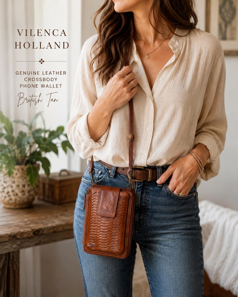 Puede incluir: Un bolso bandolera para tel&eacute;fono de cuero genuino en color British Tan con una textura trenzada en la solapa frontal y una correa larga ajustable. El texto VILENCA HOLLAND GENUINE LEATHER CROSSBODY PHONE WALLET British Tan est&aacute; impreso a la izquierda.
