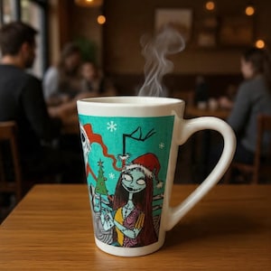 Może przedstawiać: Wysoki biały ceramiczny kubek z kolorowym nadrukiem graficznym przedstawiającym Sally i Jacka Skellingtona z Miasteczka Halloween. Kubek ma zakrzywione ucho i zawiera gorący nap&oacute;j, z kt&oacute;rego unosi się widoczna para wodna.