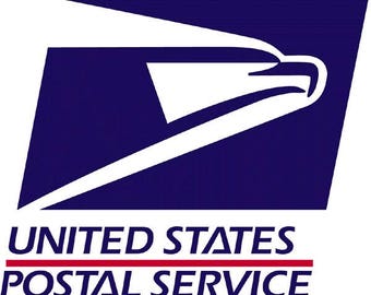 Puede incluir: El logotipo del Servicio Postal de los Estados Unidos presenta un águila blanca en vuelo sobre un fondo azul oscuro. El texto "UNITED STATES POSTAL SERVICE" está debajo del águila.