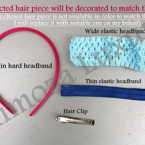 Pu&ograve; includere: Quattro diversi accessori per capelli: un cerchietto di raso rosa, un cerchietto elastico blu, un cerchietto elastico largo blu chiaro e una forcina d'argento. Il testo "The selected hair piece will be decorated to match the dress (If the chosen hair piece is not available in colour to match the dress, I will replace it with suitable one on my behalf)" &egrave; scritto sopra gli accessori.