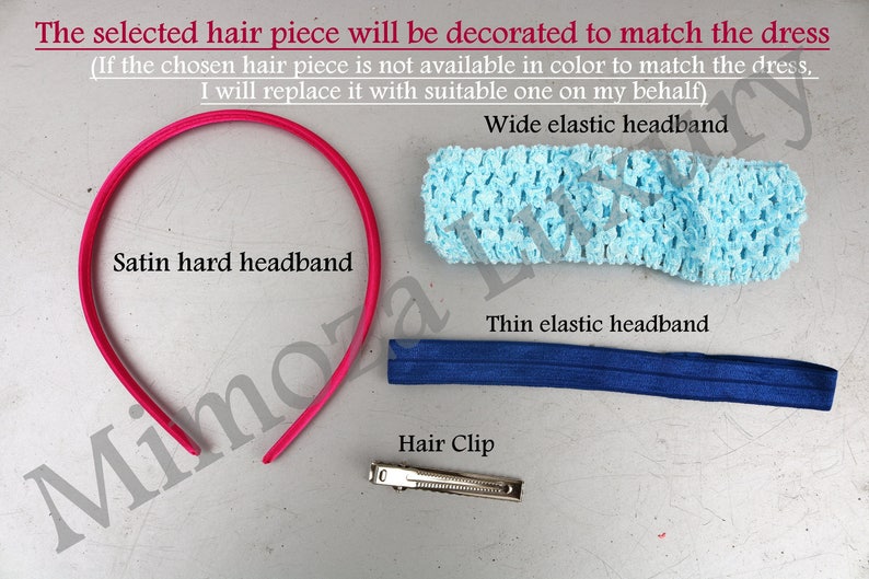 Pu&ograve; includere: Quattro diversi accessori per capelli: un cerchietto di raso rosa, un cerchietto elastico blu, un cerchietto elastico largo blu chiaro e una forcina d'argento. Il testo "The selected hair piece will be decorated to match the dress (If the chosen hair piece is not available in colour to match the dress, I will replace it with suitable one on my behalf)" &egrave; scritto sopra gli accessori.