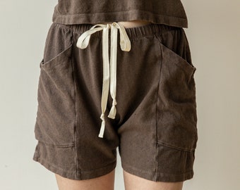 Henneploungeshort, genderloze kleding, plantgeverfde broekzak, donkerbruine strikbroek