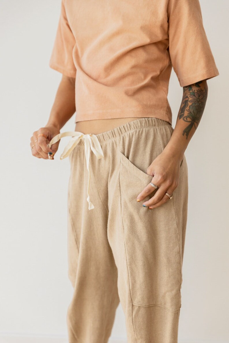 Hanf Lounge Hose, Genderlose Kleidung, Pflanzengefärbte Sweathose, Hellbraune Taschenhose Bild 7