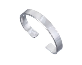 Könnte beinhalten: Ein silbernes Metall-Armband mit glatter, polierter Oberfläche.