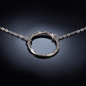 Runde Halskette, Karma Halskette, minimalistische Halskette, zierliche Halskette, Silber Kreis Halskette, Sterling Silber Ring Halskette, minimalSchmuck