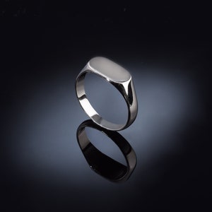 Women&#39;s signet ring, Oval signet ring, Minimalist ring, Women silver ring, Delicate signet ring, Classic ring, Pinky ring, Modern ring