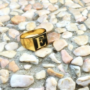 Anillo de señalización grabado, joyería personalizada para los hombres, anillo de la carta, anillo del padre del signo, regalo del marido, joyería de los hombres, anillo para él, anillo de la señal