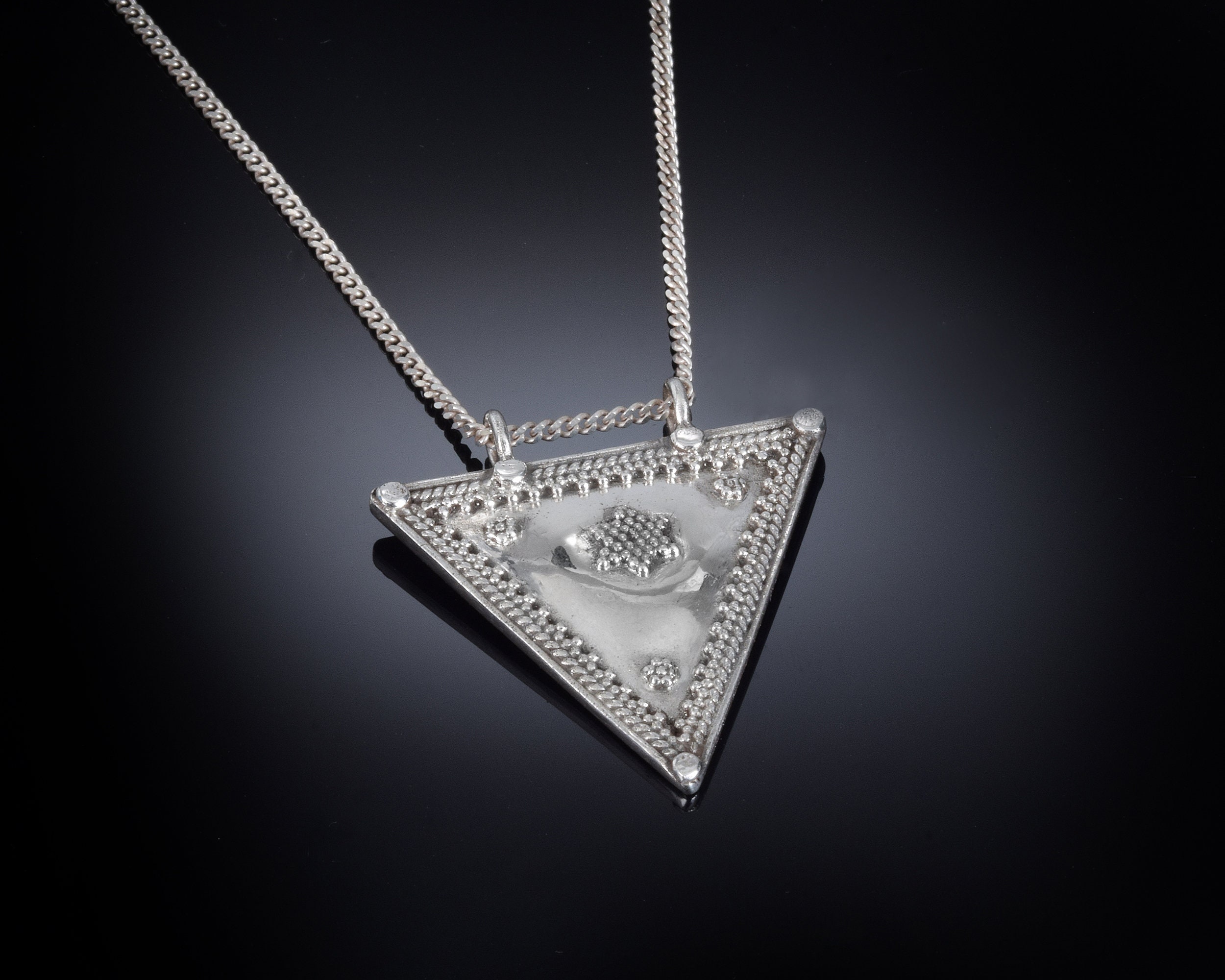 Collana con ciondolo a triangolo da uomo: gioielli geometrici
