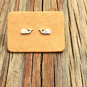 Orecchini per borchie di spillo per balena d'argento Sterling, orecchini per borchie di pesce, orecchini minimalisti, orecchini per tutti i giorni, orecchini Tiny Stud, orecchini Silver Stud