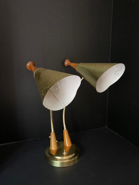 Rare lampe d'atelier industrielle en métal du milieu du siècle en beige  original de Helo Leuchten -  France