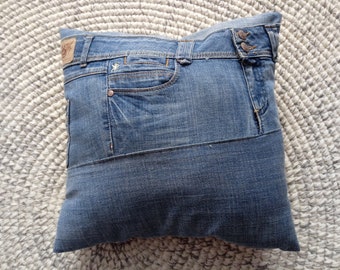Capa de almofada em jeans reciclado, com estampa de bolsos em patchwork (40x40 cm)