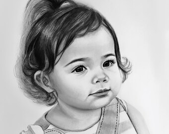 Puede incluir: Retrato detallado en escala de grises de una niña pequeña con cabello oscuro recogido en una cola de caballo. La niña lleva una camiseta a rayas con una aplicación de flamenco en el hombro y un bolsillo con diseño de lunares.