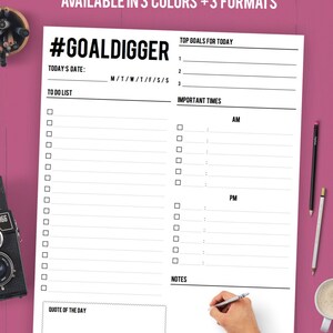 Puede incluir: Planificador diario imprimible con el texto "#GOALDIGGER" y secciones para listas de tareas, objetivos principales y horarios importantes. El planificador est&aacute; disponible en tres colores y tres formatos. Una mano escribe en el planificador.
