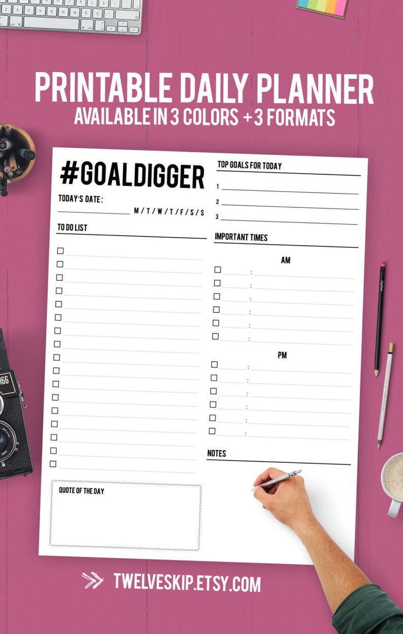 Puede incluir: Planificador diario imprimible con el texto "#GOALDIGGER" y secciones para listas de tareas, objetivos principales y horarios importantes. El planificador est&aacute; disponible en tres colores y tres formatos. Una mano escribe en el planificador.