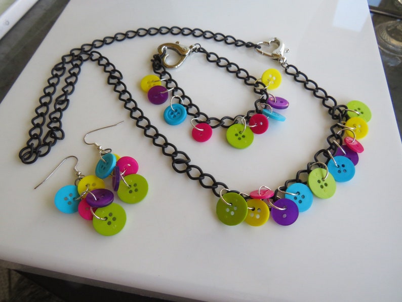 Buttoned Up bild 1