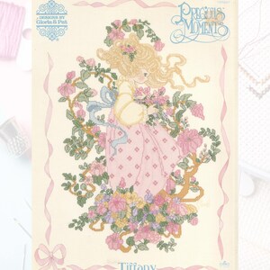 Ulotka Vintage Precious Moments Counted Cross Stitch - Tiffany, PM44, 4-stronicowa rozkładana tabela - Około 1996 r.