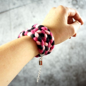 Hand felted bracelet, felt bracelet, felted bracelet, pink, black bracetet, wrap bracelet, Feltmondo image 3