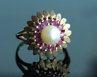 Stunning Fine Vintage 14k Solid Gold Saltwater Pearl Ruby Floral Shape Ring