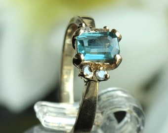 Pre-owned 14K solid gold Blue Topaz Diamond Pinky Ring US size 4.5