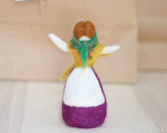 Needle-felted doll. Handmade whith merino wool. Based on Galician tradicional costume (Spain).