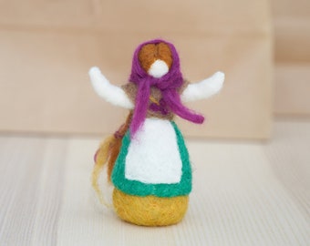 Needle-felted doll. Handmade whith merino wool. Based on Galician tradicional costume (Spain).