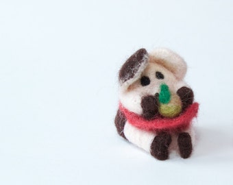 Needle-felted pig with apron, decorative item or toy. Perfect gift for a mum, a grandma or a child. 100% wool. Eco-friendly.