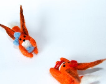 Placid blue. 1 Needle-felted squirrel with placid blue purse, decorative item or toy. Perfect gift. 100% wool. Eco friendly.