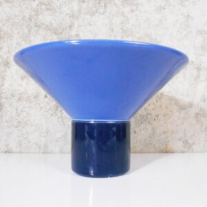 K&ouml;nnte beinhalten: Eine blaue und dunkelblaue Keramikschale mit einem breiten, ausgestellten Rand und einem zylindrischen Boden.