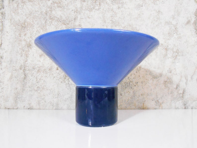 K&ouml;nnte beinhalten: Eine blaue und dunkelblaue Keramikschale mit einem breiten, ausgestellten Rand und einem zylindrischen Boden.