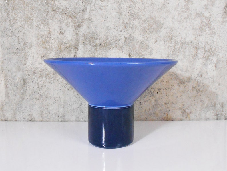 K&ouml;nnte beinhalten: Eine blaue und dunkelblaue Keramikschale mit einem breiten, ausgestellten Rand und einem Sockel.