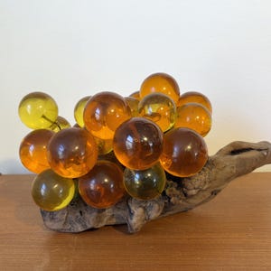 Vintage Lucite-Traube auf einem Sockel aus Treibholz