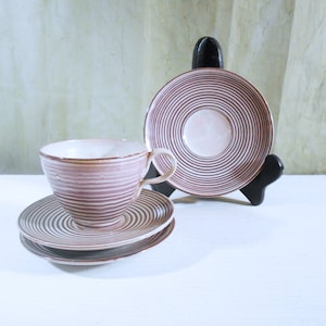 Sällsynta signerade Scheier keramikkoppar och fat: Handgjutna porslin från mitten av århundradet