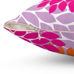 Puede incluir: Una almohada de tiro con estampado rosa y naranja con cierre de cremallera.