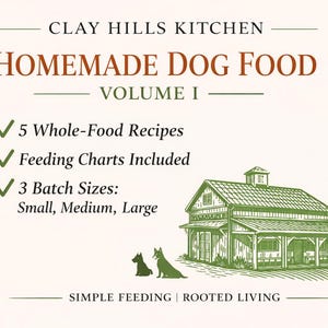 Puede incluir: Gráfico color crema con el texto "CLAY HILLS KITCHEN HOMEMADE DOG FOOD VOLUME I." Incluye una ilustración verde de un granero y dos siluetas de perros. El texto destaca 5 recetas integrales, tablas de alimentación y 3 tamaños de lote: pequeño, mediano y grande.