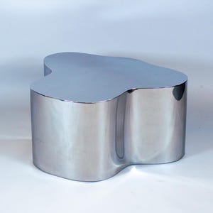 Mesa de centro moderna de acero inoxidable / Mesa auxiliar escultural con forma de nube orgánica para interiores contemporáneos / MAYSA 24 / EDICIÓN LIMITADA