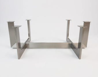 Patas de mesa de centro modernas de acero inoxidable: patas de metal resistentes para interiores, oficinas y espacios habitables contemporáneos.