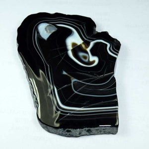 Fetta di agata nera naturale a bande da 710 ct / Grande pietra espositiva in agata lucida / Lastra di cristallo con motivo unico / Decorazione per la casa, pezzo da collezione