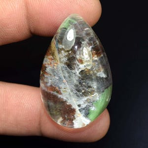 Pietra preziosa sfusa cabochon a forma di pera di quarzo da giardino naturale lodolite da 114,95 carati
