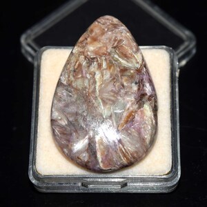 Raro cabochon di charoite viola dorato, pietra preziosa naturale di charoite viola dorato a forma di pera, pietra preziosa di charoite