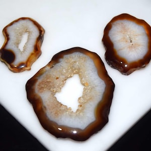 Lote de 3 piedras preciosas drusas de ventana marrón natural, un hermoso diseño que crea un collar con colgante de gran tamaño.