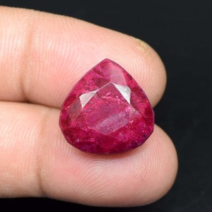 Pietra preziosa di rubino rosso africano, pietra preziosa sfusa di rubino rosso africano naturale taglio a pera da 24,40 carati, rubino africano naturale, anello con rubino, ciondolo con rubino
