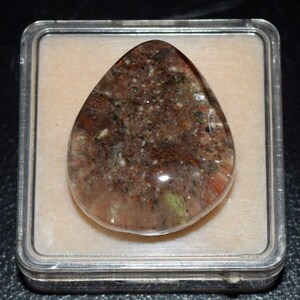 Quarzo da giardino naturale di lodolite da 47,35 carati, cabochon a forma di pera, pietra preziosa sfusa