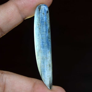 Cabochon en cyanite bleue naturelle | 43,30 cts | Pierre précieuse en forme de bouclier allongé | 62×12×4,5 mm | Pierre de guérison | Fournitures de fabrication de bijoux